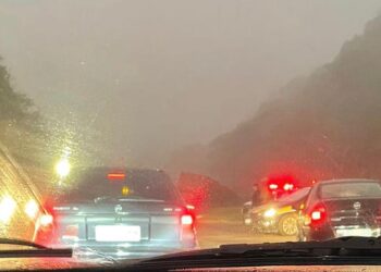 Acidente entre carro e caminhão deixa homem gravemente ferido na BR-280, em Corupá