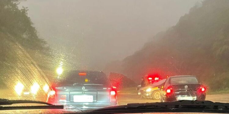 Acidente entre carro e caminhão deixa homem gravemente ferido na BR-280, em Corupá