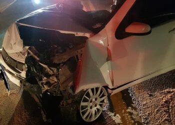 Carros colidem de frente na BR-280, em Araquari