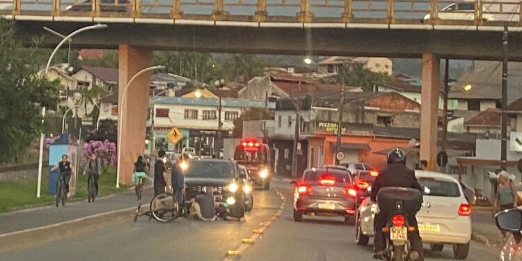 Ciclista fica ferido após ser atropelado em Jaraguá do Sul