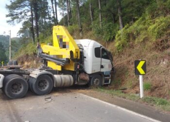 Carreta tomba e duas pessoas ficam presas nas ferragens na BR-280, em Corupá