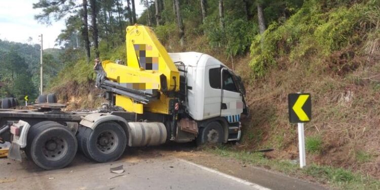 Carreta tomba e duas pessoas ficam presas nas ferragens na BR-280, em Corupá