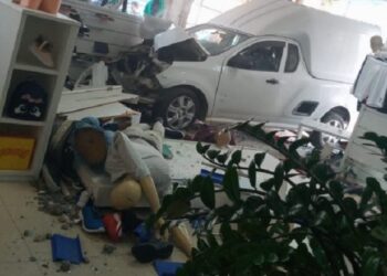 [Vídeo] Carro bate em outro veículo e invade loja em Joinville