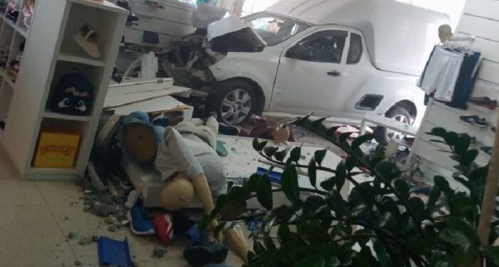 [Vídeo] Carro bate em outro veículo e invade loja em Joinville