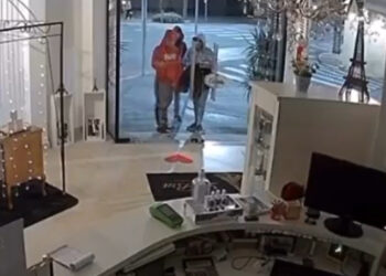 Vídeo mostra furto em loja de perfumes em Jaraguá do Sul