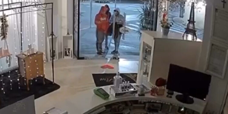 Vídeo mostra furto em loja de perfumes em Jaraguá do Sul