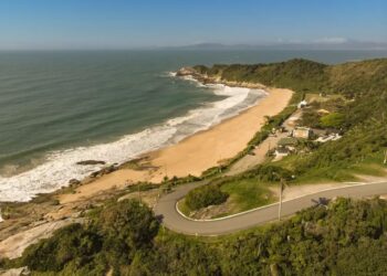 Proposta de proibir nudismo em praia de Balneário Camboriú gera debate