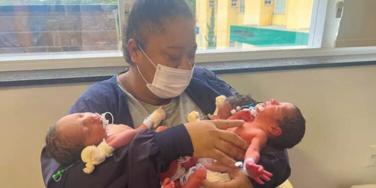 Mulher dá à luz a trigêmeos 10 meses após ser mãe de gêmeos em SC