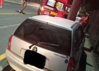 Mulher e criança ficam feridas após carro bater em poste em Jaraguá do Sul