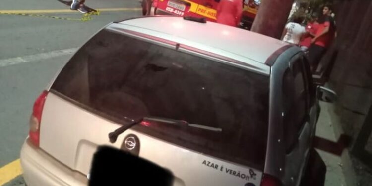 Mulher e criança ficam feridas após carro bater em poste em Jaraguá do Sul