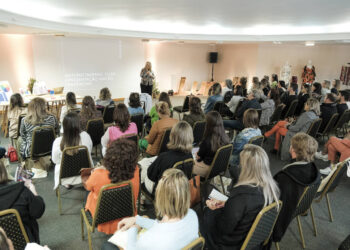 Em parceria com a Pantone, Lunelli Malhas e Tecidos apresenta harmonia de cores para coleção Inverno 2023