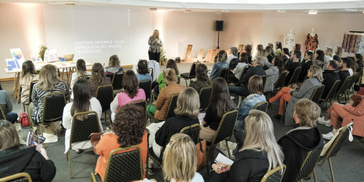 Em parceria com a Pantone, Lunelli Malhas e Tecidos apresenta harmonia de cores para coleção Inverno 2023