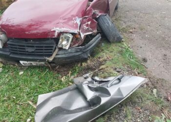 Homem bate carro contra outro e foge sem porta em Barra Velha