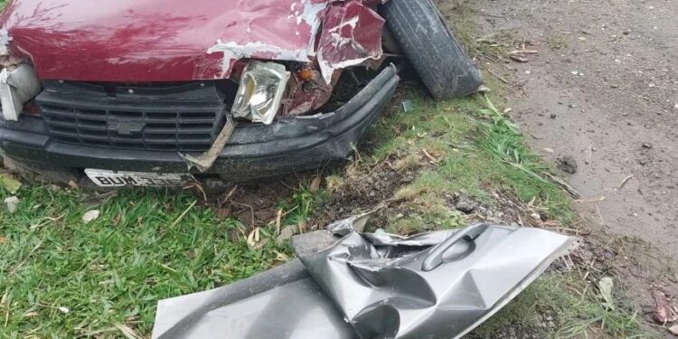 Homem bate carro contra outro e foge sem porta em Barra Velha