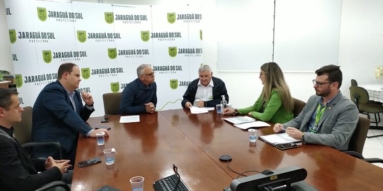 Parceria entre Prefeitura e Senai vai oferecer qualificação profissional em Jaraguá