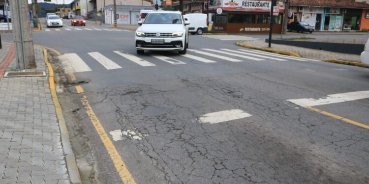 Prefeitura de Jaraguá inicia processo de recapeamento da Rua João Planincheck