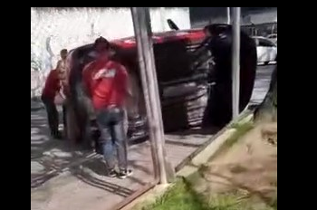 [Vídeo] Mulher capota carro de autoescola ao fazer baliza durante prova
