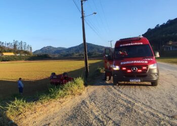 Carro capota em Massaranduba