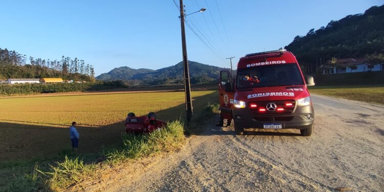 Carro capota em Massaranduba
