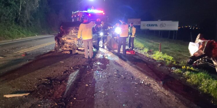 [Fotos] Três pessoas morrem em acidente com colisão frontal na BR-470