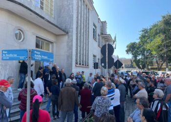 [Fotos] Moradores da Praia do Ervino, em São Francisco, organizam manifestação para pedir regularização na energia elétrica