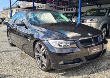 [Vídeo] Assaltantes roubam BMW em revendedora de carros em Joinville