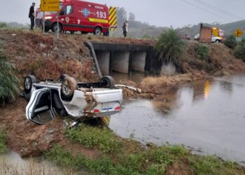 Veículo capota e cai dentro de arrozeira em Massaranduba