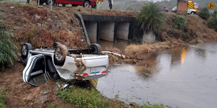 Veículo capota e cai dentro de arrozeira em Massaranduba