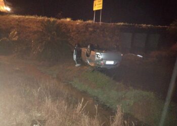 [Fotos] Carro sai de pista e capota na SC-415, que liga Massaranduba a São João do Itaperiú