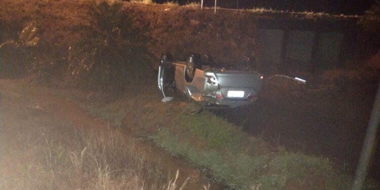 [Fotos] Carro sai de pista e capota na SC-415, que liga Massaranduba a São João do Itaperiú