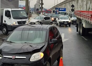 Dois carros batem na BR-280, em Guaramirim