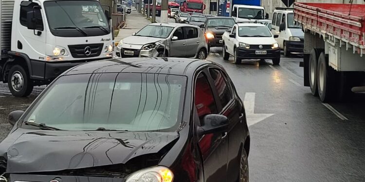 Dois carros batem na BR-280, em Guaramirim