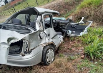 [Fotos] Duas pessoas ficam feridas em grave acidente em Massaranduba