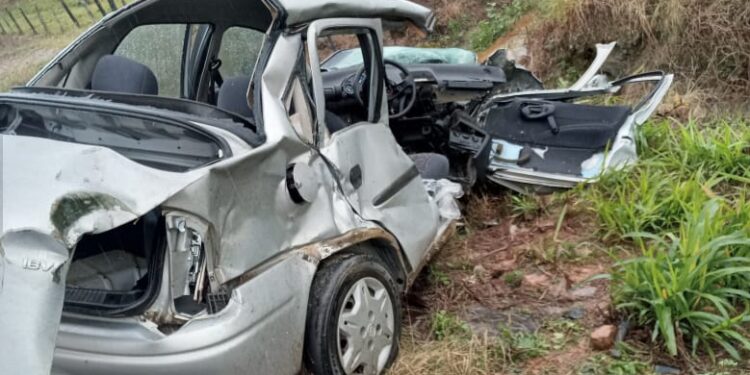 [Fotos] Duas pessoas ficam feridas em grave acidente em Massaranduba