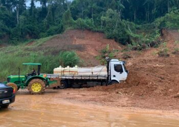 Queda de barreira interdita duas pistas na SC-108, em Guaramirim