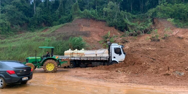Queda de barreira interdita duas pistas na SC-108, em Guaramirim