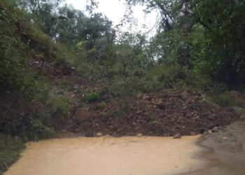 Deslizamentos de terra interditam a Estrada Rio do Júlio, em Schroeder