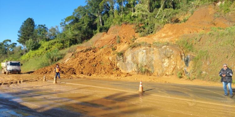 Motoristas devem transitar com cuidado pela SC-108, em Guaramirim