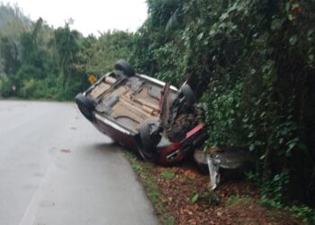 Óleo na pista provoca capotamento em Guaramirim