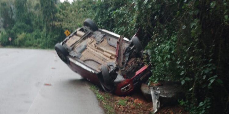 Óleo na pista provoca capotamento em Guaramirim