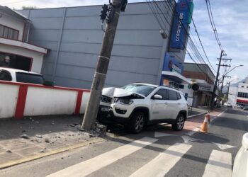 Carro colide em poste no Centro de Jaraguá do Sul