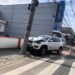 Carro colide em poste no Centro de Jaraguá do Sul
