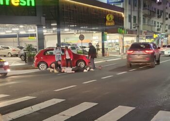 Mulher fica ferida após acidente envolvendo carro e patinete em Jaraguá