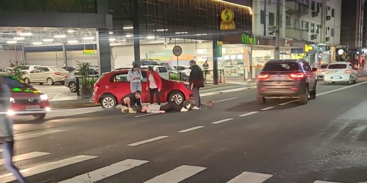 Mulher fica ferida após acidente envolvendo carro e patinete em Jaraguá