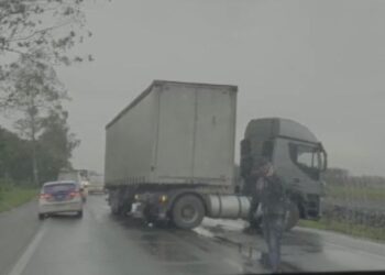 Trânsito fica parcialmente interditado após acidente na BR-280