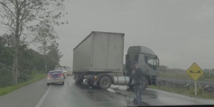 Trânsito fica parcialmente interditado após acidente na BR-280