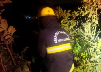 Carro cai de ribanceira de 30 metros em Massaranduba