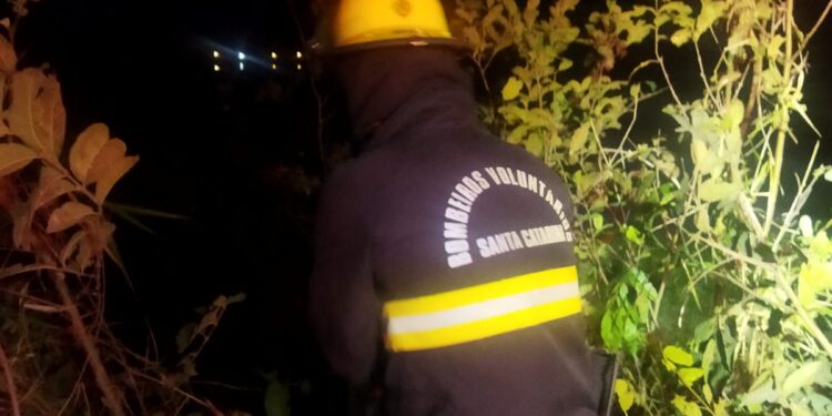 Carro cai de ribanceira de 30 metros em Massaranduba