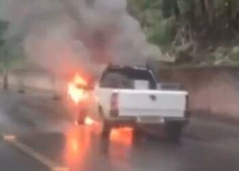 [Vídeo] Carro pega fogo no meio da rua em Jaraguá