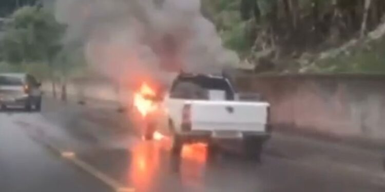 [Vídeo] Carro pega fogo no meio da rua em Jaraguá